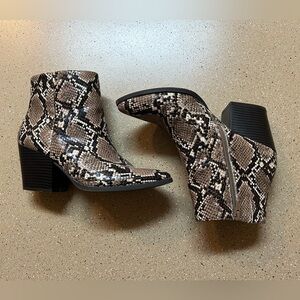 KAARI Blue ankle booties 7